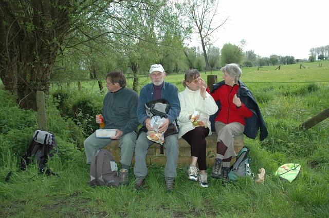 reunie2_006.JPG - wat roert er daar in het struikgewas?